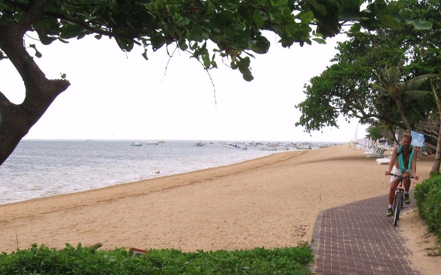 Pantai Sanur, Tempat Ideal untuk Bersantai dan Bersepeda Pagi