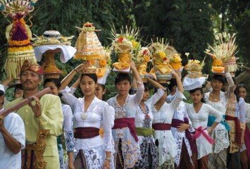 How to Get Invited to a Local Balinese Ceremony
