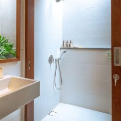 Vila Tropis 3-Kamar Tidur dengan Kolam Renang Pribadi di Canggu, Bali – BVI38018