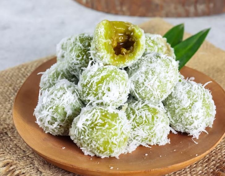 Klepon – Sweet Rice Cake Balls with a Surprise
