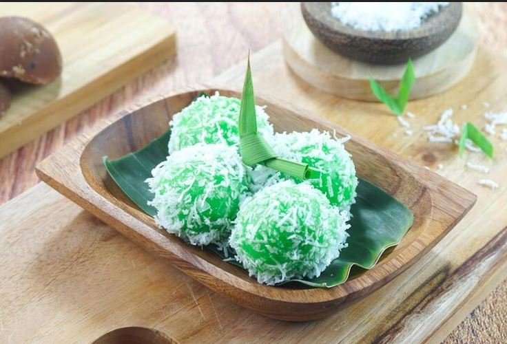 Klepon – Sweet Rice Cake Balls with a Surprise