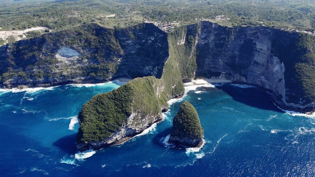 Nusa Penida’s Kelingking Beach: The T-Rex Cliff