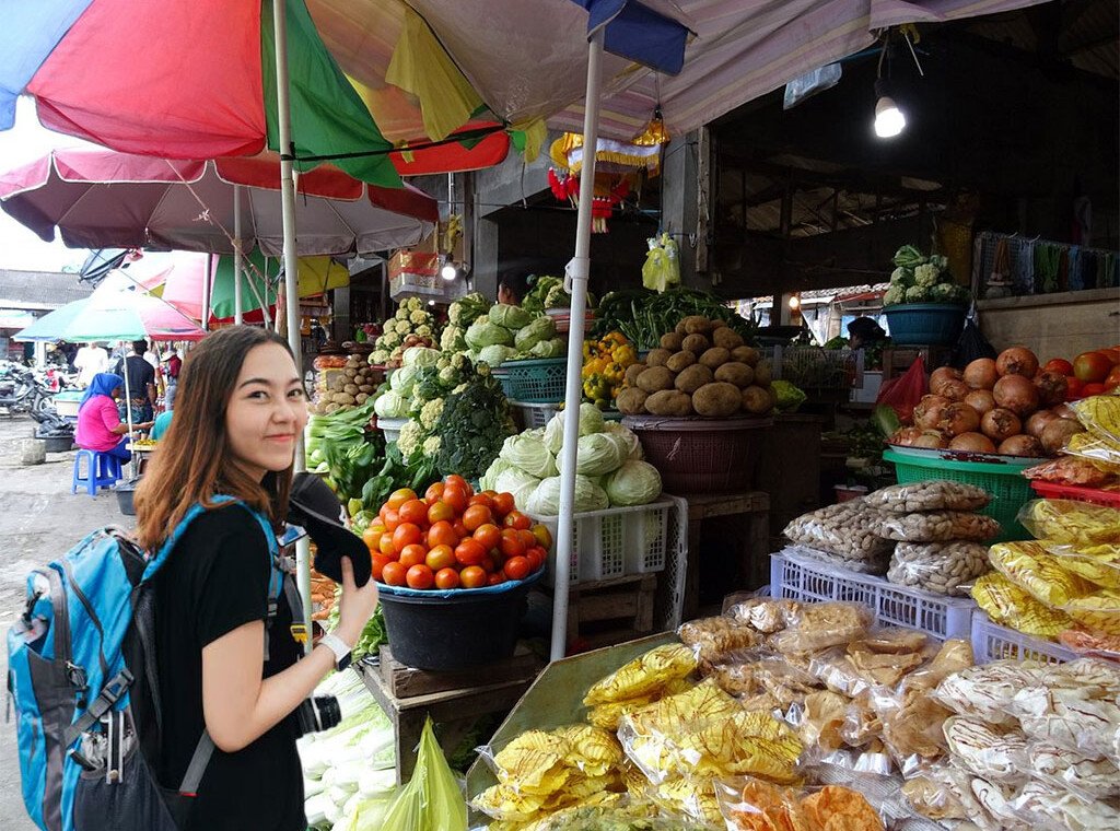 bedugul market with traveler